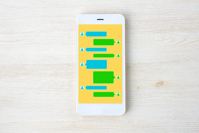 チャットアプリでメッセージのやり取りが表示されているスマートフォン