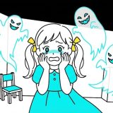 お化けを怖がる女の子のイラスト